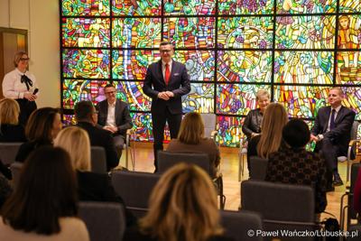 W Muzeum Ziemi Lubuskiej w Zielonej Górze wręczono nagrody jubileuszowe pracownikom Urzędu Marszałkowskiego, którzy mają za sobą 20, 25, 30, 35 lub 40 lat pracy. 