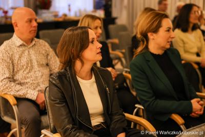 W Muzeum Ziemi Lubuskiej w Zielonej Górze wręczono nagrody jubileuszowe pracownikom Urzędu Marszałkowskiego, którzy mają za sobą 20, 25, 30, 35 lub 40 lat pracy. 