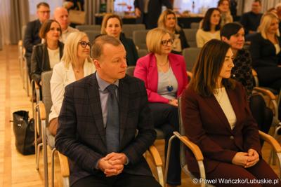 W Muzeum Ziemi Lubuskiej w Zielonej Górze wręczono nagrody jubileuszowe pracownikom Urzędu Marszałkowskiego, którzy mają za sobą 20, 25, 30, 35 lub 40 lat pracy. 
