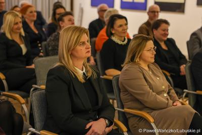 W Muzeum Ziemi Lubuskiej w Zielonej Górze wręczono nagrody jubileuszowe pracownikom Urzędu Marszałkowskiego, którzy mają za sobą 20, 25, 30, 35 lub 40 lat pracy. 