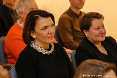 W Muzeum Ziemi Lubuskiej w Zielonej Górze wręczono nagrody jubileuszowe pracownikom Urzędu Marszałkowskiego, którzy mają za sobą 20, 25, 30, 35 lub 40 lat pracy. 