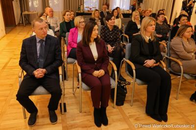 W Muzeum Ziemi Lubuskiej w Zielonej Górze wręczono nagrody jubileuszowe pracownikom Urzędu Marszałkowskiego, którzy mają za sobą 20, 25, 30, 35 lub 40 lat pracy. 