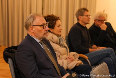 W Muzeum Ziemi Lubuskiej w Zielonej Górze wręczono nagrody jubileuszowe pracownikom Urzędu Marszałkowskiego, którzy mają za sobą 20, 25, 30, 35 lub 40 lat pracy. 