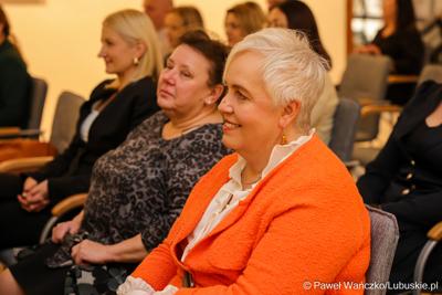 W Muzeum Ziemi Lubuskiej w Zielonej Górze wręczono nagrody jubileuszowe pracownikom Urzędu Marszałkowskiego, którzy mają za sobą 20, 25, 30, 35 lub 40 lat pracy. 