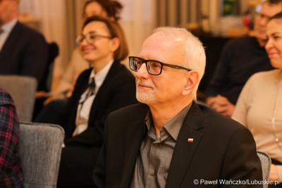 W Muzeum Ziemi Lubuskiej w Zielonej Górze wręczono nagrody jubileuszowe pracownikom Urzędu Marszałkowskiego, którzy mają za sobą 20, 25, 30, 35 lub 40 lat pracy. 