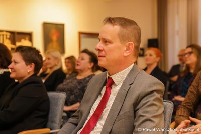 W Muzeum Ziemi Lubuskiej w Zielonej Górze wręczono nagrody jubileuszowe pracownikom Urzędu Marszałkowskiego, którzy mają za sobą 20, 25, 30, 35 lub 40 lat pracy. 