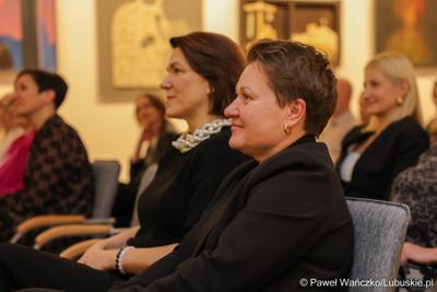 W Muzeum Ziemi Lubuskiej w Zielonej Górze wręczono nagrody jubileuszowe pracownikom Urzędu Marszałkowskiego, którzy mają za sobą 20, 25, 30, 35 lub 40 lat pracy. 