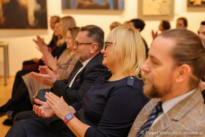 W Muzeum Ziemi Lubuskiej w Zielonej Górze wręczono nagrody jubileuszowe pracownikom Urzędu Marszałkowskiego, którzy mają za sobą 20, 25, 30, 35 lub 40 lat pracy. 