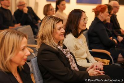 W Muzeum Ziemi Lubuskiej w Zielonej Górze wręczono nagrody jubileuszowe pracownikom Urzędu Marszałkowskiego, którzy mają za sobą 20, 25, 30, 35 lub 40 lat pracy. 