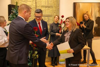 W Muzeum Ziemi Lubuskiej w Zielonej Górze wręczono nagrody jubileuszowe pracownikom Urzędu Marszałkowskiego, którzy mają za sobą 20, 25, 30, 35 lub 40 lat pracy. 