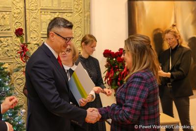 W Muzeum Ziemi Lubuskiej w Zielonej Górze wręczono nagrody jubileuszowe pracownikom Urzędu Marszałkowskiego, którzy mają za sobą 20, 25, 30, 35 lub 40 lat pracy. 