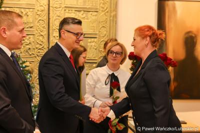 W Muzeum Ziemi Lubuskiej w Zielonej Górze wręczono nagrody jubileuszowe pracownikom Urzędu Marszałkowskiego, którzy mają za sobą 20, 25, 30, 35 lub 40 lat pracy. 