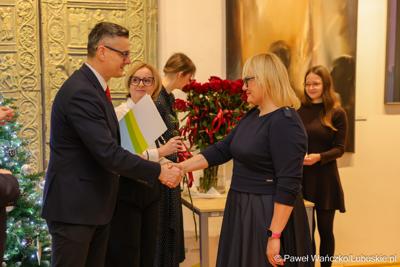 W Muzeum Ziemi Lubuskiej w Zielonej Górze wręczono nagrody jubileuszowe pracownikom Urzędu Marszałkowskiego, którzy mają za sobą 20, 25, 30, 35 lub 40 lat pracy. 