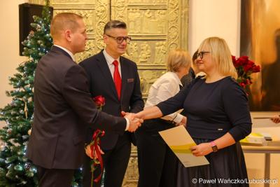 W Muzeum Ziemi Lubuskiej w Zielonej Górze wręczono nagrody jubileuszowe pracownikom Urzędu Marszałkowskiego, którzy mają za sobą 20, 25, 30, 35 lub 40 lat pracy. 