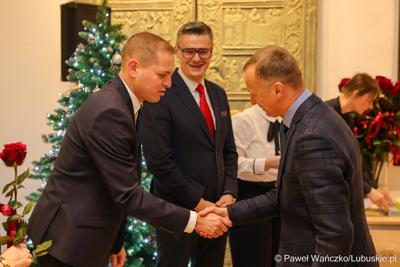 W Muzeum Ziemi Lubuskiej w Zielonej Górze wręczono nagrody jubileuszowe pracownikom Urzędu Marszałkowskiego, którzy mają za sobą 20, 25, 30, 35 lub 40 lat pracy. 