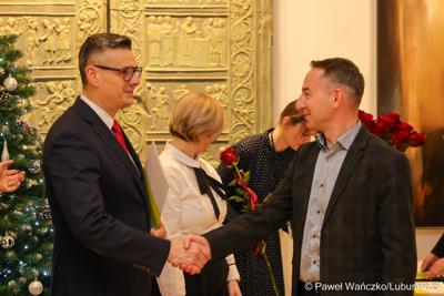 W Muzeum Ziemi Lubuskiej w Zielonej Górze wręczono nagrody jubileuszowe pracownikom Urzędu Marszałkowskiego, którzy mają za sobą 20, 25, 30, 35 lub 40 lat pracy. 