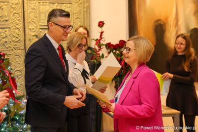 W Muzeum Ziemi Lubuskiej w Zielonej Górze wręczono nagrody jubileuszowe pracownikom Urzędu Marszałkowskiego, którzy mają za sobą 20, 25, 30, 35 lub 40 lat pracy. 
