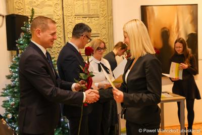 W Muzeum Ziemi Lubuskiej w Zielonej Górze wręczono nagrody jubileuszowe pracownikom Urzędu Marszałkowskiego, którzy mają za sobą 20, 25, 30, 35 lub 40 lat pracy. 