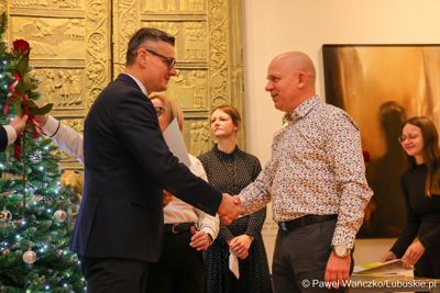 W Muzeum Ziemi Lubuskiej w Zielonej Górze wręczono nagrody jubileuszowe pracownikom Urzędu Marszałkowskiego, którzy mają za sobą 20, 25, 30, 35 lub 40 lat pracy. 