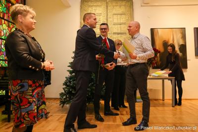 W Muzeum Ziemi Lubuskiej w Zielonej Górze wręczono nagrody jubileuszowe pracownikom Urzędu Marszałkowskiego, którzy mają za sobą 20, 25, 30, 35 lub 40 lat pracy. 