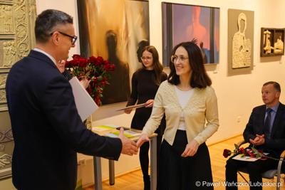 W Muzeum Ziemi Lubuskiej w Zielonej Górze wręczono nagrody jubileuszowe pracownikom Urzędu Marszałkowskiego, którzy mają za sobą 20, 25, 30, 35 lub 40 lat pracy. 