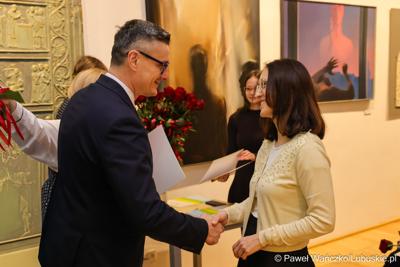 W Muzeum Ziemi Lubuskiej w Zielonej Górze wręczono nagrody jubileuszowe pracownikom Urzędu Marszałkowskiego, którzy mają za sobą 20, 25, 30, 35 lub 40 lat pracy. 