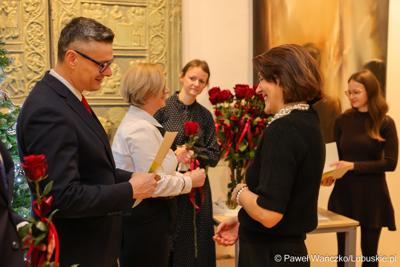 W Muzeum Ziemi Lubuskiej w Zielonej Górze wręczono nagrody jubileuszowe pracownikom Urzędu Marszałkowskiego, którzy mają za sobą 20, 25, 30, 35 lub 40 lat pracy. 