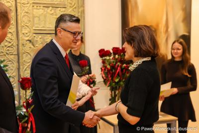 W Muzeum Ziemi Lubuskiej w Zielonej Górze wręczono nagrody jubileuszowe pracownikom Urzędu Marszałkowskiego, którzy mają za sobą 20, 25, 30, 35 lub 40 lat pracy. 