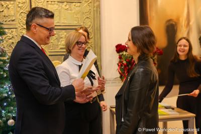 W Muzeum Ziemi Lubuskiej w Zielonej Górze wręczono nagrody jubileuszowe pracownikom Urzędu Marszałkowskiego, którzy mają za sobą 20, 25, 30, 35 lub 40 lat pracy. 