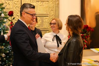 W Muzeum Ziemi Lubuskiej w Zielonej Górze wręczono nagrody jubileuszowe pracownikom Urzędu Marszałkowskiego, którzy mają za sobą 20, 25, 30, 35 lub 40 lat pracy. 