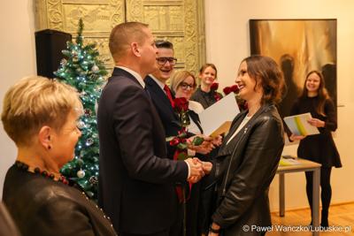 W Muzeum Ziemi Lubuskiej w Zielonej Górze wręczono nagrody jubileuszowe pracownikom Urzędu Marszałkowskiego, którzy mają za sobą 20, 25, 30, 35 lub 40 lat pracy. 