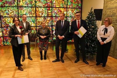 W Muzeum Ziemi Lubuskiej w Zielonej Górze wręczono nagrody jubileuszowe pracownikom Urzędu Marszałkowskiego, którzy mają za sobą 20, 25, 30, 35 lub 40 lat pracy. 