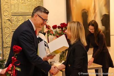 W Muzeum Ziemi Lubuskiej w Zielonej Górze wręczono nagrody jubileuszowe pracownikom Urzędu Marszałkowskiego, którzy mają za sobą 20, 25, 30, 35 lub 40 lat pracy. 