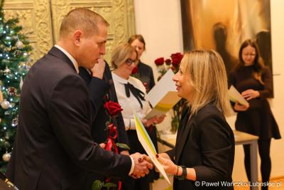 W Muzeum Ziemi Lubuskiej w Zielonej Górze wręczono nagrody jubileuszowe pracownikom Urzędu Marszałkowskiego, którzy mają za sobą 20, 25, 30, 35 lub 40 lat pracy. 