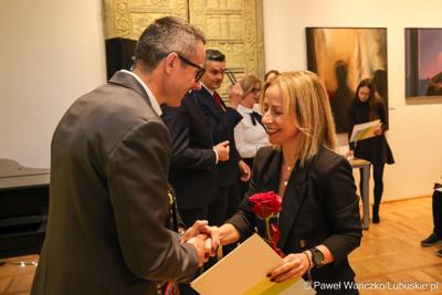 W Muzeum Ziemi Lubuskiej w Zielonej Górze wręczono nagrody jubileuszowe pracownikom Urzędu Marszałkowskiego, którzy mają za sobą 20, 25, 30, 35 lub 40 lat pracy. 