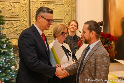 W Muzeum Ziemi Lubuskiej w Zielonej Górze wręczono nagrody jubileuszowe pracownikom Urzędu Marszałkowskiego, którzy mają za sobą 20, 25, 30, 35 lub 40 lat pracy. 