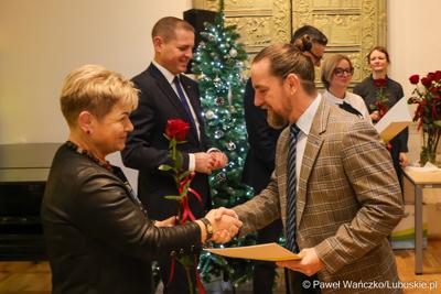 W Muzeum Ziemi Lubuskiej w Zielonej Górze wręczono nagrody jubileuszowe pracownikom Urzędu Marszałkowskiego, którzy mają za sobą 20, 25, 30, 35 lub 40 lat pracy. 