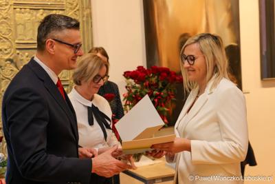 W Muzeum Ziemi Lubuskiej w Zielonej Górze wręczono nagrody jubileuszowe pracownikom Urzędu Marszałkowskiego, którzy mają za sobą 20, 25, 30, 35 lub 40 lat pracy. 