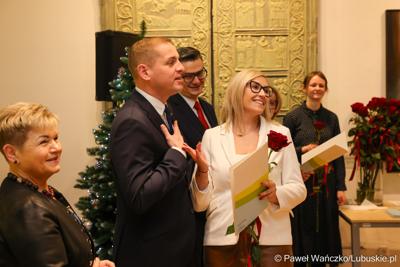 W Muzeum Ziemi Lubuskiej w Zielonej Górze wręczono nagrody jubileuszowe pracownikom Urzędu Marszałkowskiego, którzy mają za sobą 20, 25, 30, 35 lub 40 lat pracy. 