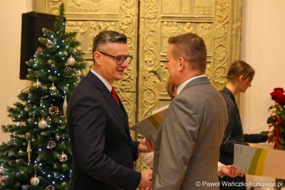 W Muzeum Ziemi Lubuskiej w Zielonej Górze wręczono nagrody jubileuszowe pracownikom Urzędu Marszałkowskiego, którzy mają za sobą 20, 25, 30, 35 lub 40 lat pracy. 