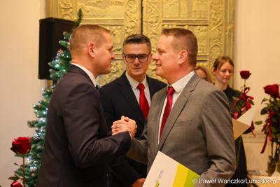 W Muzeum Ziemi Lubuskiej w Zielonej Górze wręczono nagrody jubileuszowe pracownikom Urzędu Marszałkowskiego, którzy mają za sobą 20, 25, 30, 35 lub 40 lat pracy. 