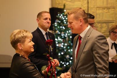 W Muzeum Ziemi Lubuskiej w Zielonej Górze wręczono nagrody jubileuszowe pracownikom Urzędu Marszałkowskiego, którzy mają za sobą 20, 25, 30, 35 lub 40 lat pracy. 