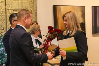 W Muzeum Ziemi Lubuskiej w Zielonej Górze wręczono nagrody jubileuszowe pracownikom Urzędu Marszałkowskiego, którzy mają za sobą 20, 25, 30, 35 lub 40 lat pracy. 