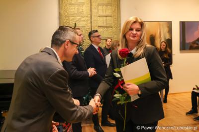 W Muzeum Ziemi Lubuskiej w Zielonej Górze wręczono nagrody jubileuszowe pracownikom Urzędu Marszałkowskiego, którzy mają za sobą 20, 25, 30, 35 lub 40 lat pracy. 