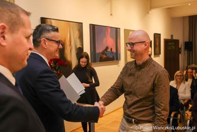 W Muzeum Ziemi Lubuskiej w Zielonej Górze wręczono nagrody jubileuszowe pracownikom Urzędu Marszałkowskiego, którzy mają za sobą 20, 25, 30, 35 lub 40 lat pracy. 