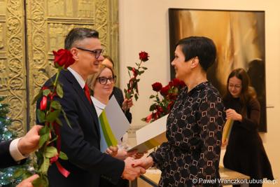 W Muzeum Ziemi Lubuskiej w Zielonej Górze wręczono nagrody jubileuszowe pracownikom Urzędu Marszałkowskiego, którzy mają za sobą 20, 25, 30, 35 lub 40 lat pracy. 