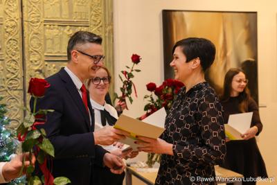 W Muzeum Ziemi Lubuskiej w Zielonej Górze wręczono nagrody jubileuszowe pracownikom Urzędu Marszałkowskiego, którzy mają za sobą 20, 25, 30, 35 lub 40 lat pracy. 