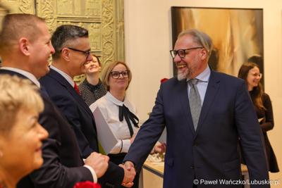 W Muzeum Ziemi Lubuskiej w Zielonej Górze wręczono nagrody jubileuszowe pracownikom Urzędu Marszałkowskiego, którzy mają za sobą 20, 25, 30, 35 lub 40 lat pracy. 