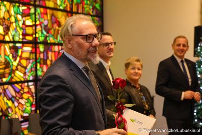 W Muzeum Ziemi Lubuskiej w Zielonej Górze wręczono nagrody jubileuszowe pracownikom Urzędu Marszałkowskiego, którzy mają za sobą 20, 25, 30, 35 lub 40 lat pracy. 