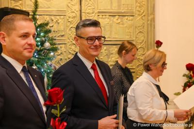 W Muzeum Ziemi Lubuskiej w Zielonej Górze wręczono nagrody jubileuszowe pracownikom Urzędu Marszałkowskiego, którzy mają za sobą 20, 25, 30, 35 lub 40 lat pracy. 